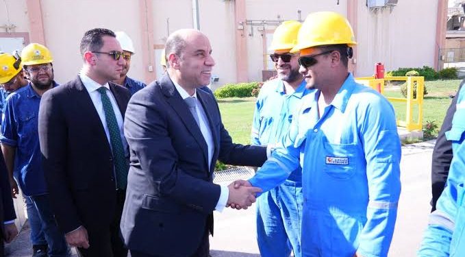 وزير العمل يختتم جولته بالإسكندرية من قلب مواقع العمل والإنتاج.. ويتفقد “إيثيدكو” بالعامرية