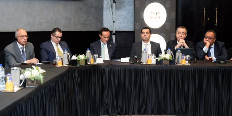 وزير الاستثمار يستعرض رؤية مصر لتعزيز تنافسية الاقتصاد وجذب الاستثمارات خلال لقاء مع قيادات مؤسسة «S&P Global Ratings»