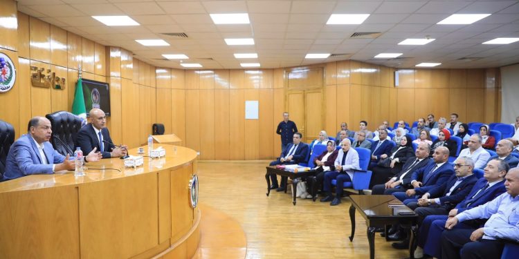 وزير التربية والتعليم ومحافظ المنيا يعقدان اجتماعًا مع مديري الإدارات التعليمية بالمحافظة لمتابعة آليات الارتقاء بجودة العملية التعليمية بمدارس المحافظة