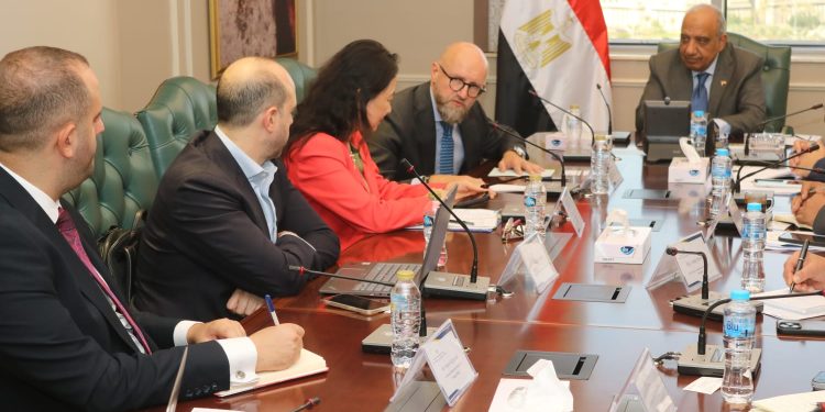 وزير الكهرباء يبحث مع وفد البنك الآسيوي دعم الاستثمار وتعزيز التعاون في قطاع الطاقة