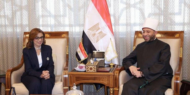 وزير الأوقاف يلتقي السفيرة أميرة فهمي قبيل توليها مهامها لدى سنغافورة