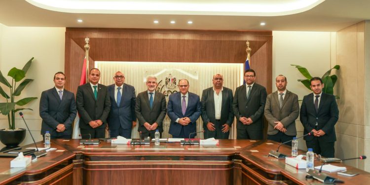 رئيس هيئة الدواء المصرية يبحث مع ممثلي شركة «آي كيو فيا» تعزيز التعاون في التحول الرقمي والذكاء الاصطناعي والبيانات الدوائية