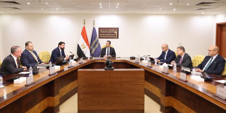 وزير الاتصالات يبحث إنشاء منطقة متكاملة لمراكز البيانات والذكاء الاصطناعي مع «هيكا داتا» وتحالف أمريكي