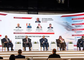وزير الطيران المدني يشارك في منتدى «Aerospace Future Technology Symposium»