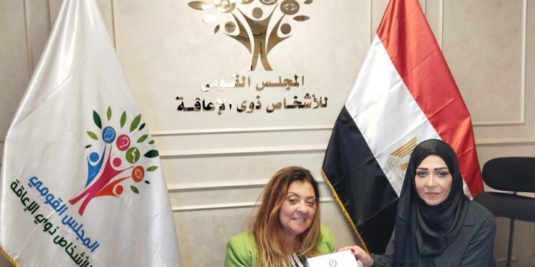 المشرف العام على «القومي للأشخاص ذوي الإعاقة» تستقبل وفدًا من مركز الدوحة العالمي