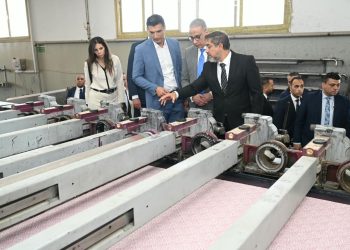 وزير الصناعة يتفقد مصنعين للصناعات النسيجية والتريكو والصباغة والطباعة والتجهيز بالمنطقة الصناعية الرابعة