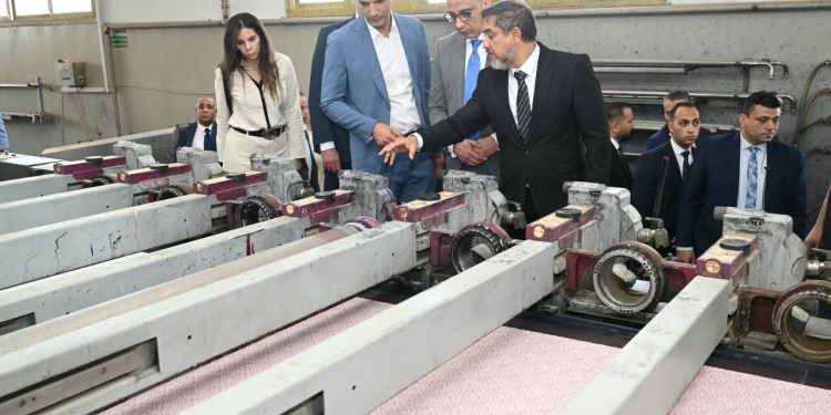 وزير الصناعة يتفقد مصنعين للصناعات النسيجية والتريكو والصباغة والطباعة والتجهيز بالمنطقة الصناعية الرابعة