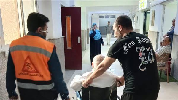 التضامن الاجتماعي : التدخل السريع يستجيب لبلاغ عن مسن بلا مأوى بالمنصورة وينقله إلى دار للرعاية