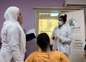 وزارة الصحة تنفذ قافلة طبية متخصصة في صحة الفم والأسنان لرعاية المسنين بالمقطم
