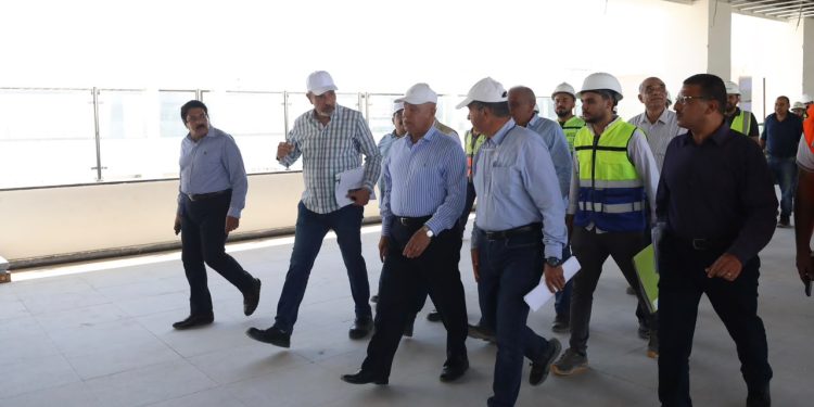 وزير النقل يتفقد مواقع العمل بالخط الأول من شبكة القطار الكهربائي