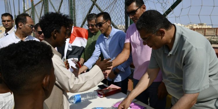 وزير الشباب ومحافظ البحر الأحمر يتفقدان مركز حلايب للتنمية الشبابية ويستمعان لخطط دعم المواهب