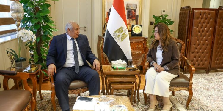 وزيرتا التنمية المحلية تتابعان مع محافظ مطروح مشروعات الخطة الاستثمارية وإزالة التعديات