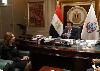 خالد عبدالغفار يستقبل سفيرة مصر لدى سنغافورة لبحث آفاق التعاون الصحي بين البلدين