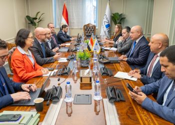 رئيس اقتصادية قناة السويس يلتقي وفد البنك الآسيوي للاستثمار في البنية التحتية AIIB