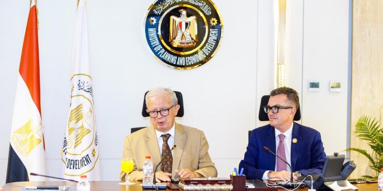 وزير التخطيط يبحث مع بنك الاستثمار الأوروبي التوسع في “التمويل المبتكر” وآليات ضمان البنية التحتية