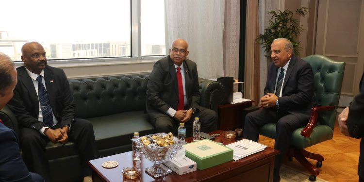 وزير الكهرباء يبحث مع نظيره السوداني تعزيز التعاون لإعادة تأهيل الشبكات وتوفير الطاقة