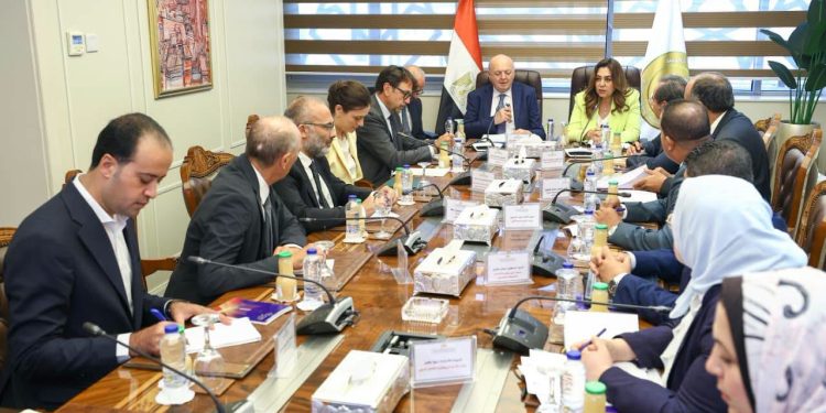 وزيرة التنمية المحلية تبحث مع وزير البيئة والطاقة الإيطالي مجالات التعاون المشترك