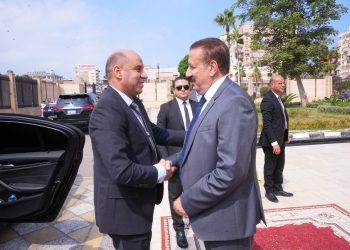 محافظ بورسعيد يستقبل وزير العمل بديوان عام المحافظة في بداية جولة ميدانية