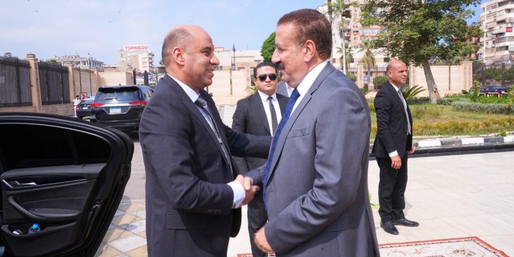 محافظ بورسعيد يستقبل وزير العمل بديوان عام المحافظة في بداية جولة ميدانية