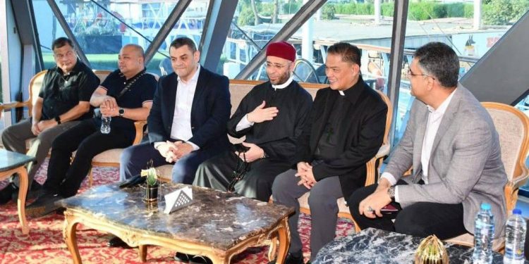وزير الأوقاف يصطحب رئيس مجلس الأساقفة الفلبيني والوفد المرافق له في جولة نيلية
