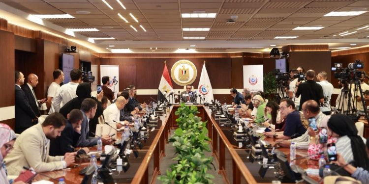 الصحة تعلن توطين صناعة 9 مستحضرات لعلاج الأورام وأمراض الدم بالشراكة مع القطاع الخاص