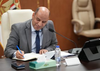 بتوجيه من الوزير حسن رداد.. تسليم الدفعة الثانية من عقود العمالة الزراعية الموسمية بالأردن