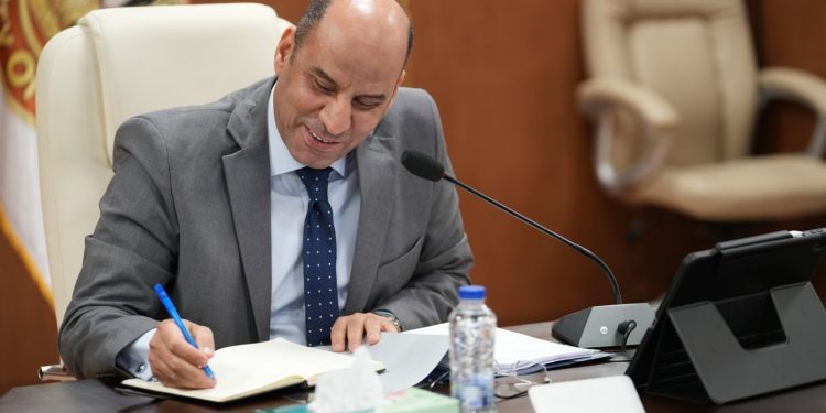 بتوجيه من الوزير حسن رداد.. تسليم الدفعة الثانية من عقود العمالة الزراعية الموسمية بالأردن