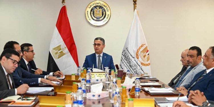 وزير التموين يعقد اجتماعًا موسعًا مع الشعبة العامة للمخابز وغرفة صناعة الحبوب لمتابعة منظومتي الطحن والخبز