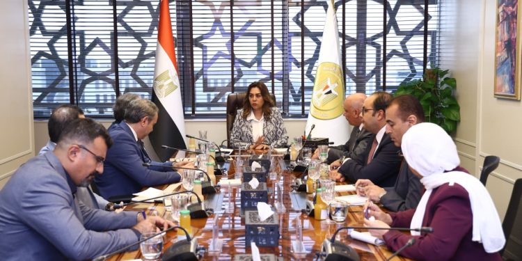 وزيرة التنمية المحلية تتابع مع قيادات الوزارة نتائج زيارتها لفرع جهاز شئون البيئة بالقاهرة الكبرى