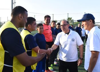 وزير الاستثمار يشارك العاملين المباراة النهائية ويسلم كأس «اليوم الرياضي 2026» للفريق الفائز بالنادي الأهلي
