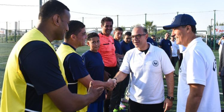 وزير الاستثمار يشارك العاملين المباراة النهائية ويسلم كأس «اليوم الرياضي 2026» للفريق الفائز بالنادي الأهلي
