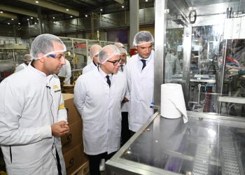 وزير الصناعة يتفقد مصنعين للخرسانة سابقة الإجهاد ومستحضرات التجميل بالمنطقة الصناعية بمدينة العاشر من رمضان