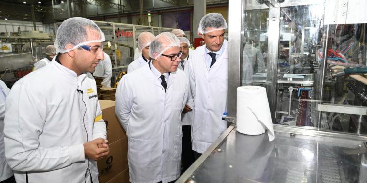 وزير الصناعة يتفقد مصنعين للخرسانة سابقة الإجهاد ومستحضرات التجميل بالمنطقة الصناعية بمدينة العاشر من رمضان