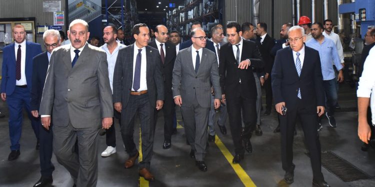 وزير الاستثمار يتفقد مصنع «دي إن إم» للغزل والنسيج بمحافظة دمياط