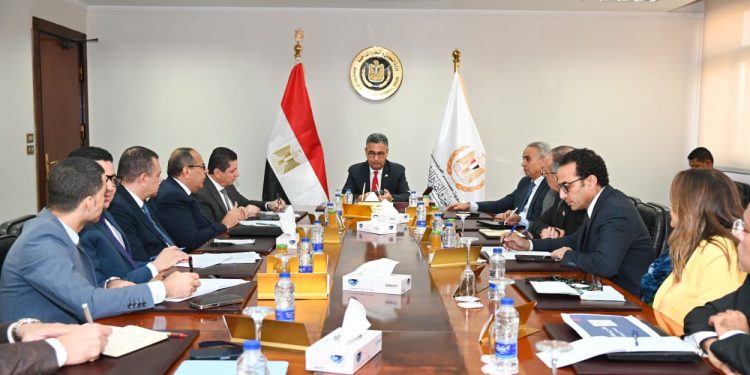وزير التموين يوجه بضخ 18 سلعة جديدة ضمن مبادرة خفض الأسعار
