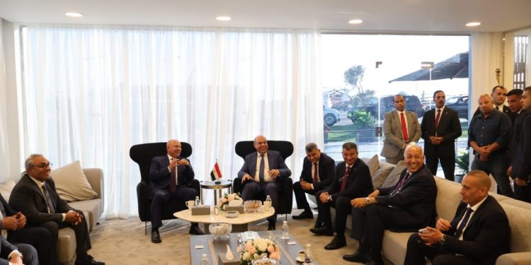 وزيرا النقل والطيران يشهدان توقيع بروتوكول لربط رحلات «إيركايرو» بالقطار الكهربائي السريع