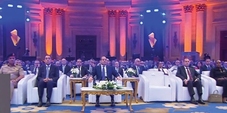 الرئيس السيسي يتفقد جانبًا من معروضات المتحف الجيولوجي بمنتدى مصر للتعدين