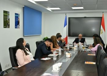 وزير الاستثمار يبحث مع السفير الفرنسي تعزيز الاستثمارات وترتيبات منتدى الاستثمار المصري في فرنسا