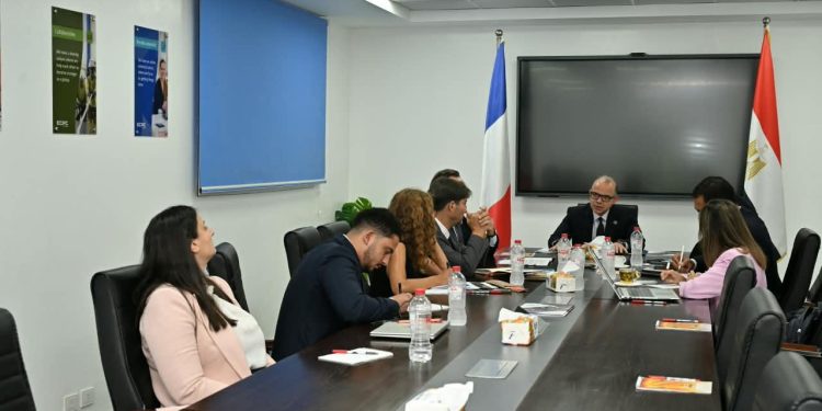 وزير الاستثمار يبحث مع السفير الفرنسي تعزيز الاستثمارات وترتيبات منتدى الاستثمار المصري في فرنسا
