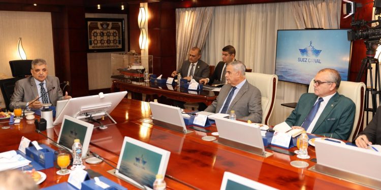 أسامة ربيع:”رفع مستوى الجاهزية والاستعداد بمنظومة العمل بالقناة”… والملاحة منتظمة”