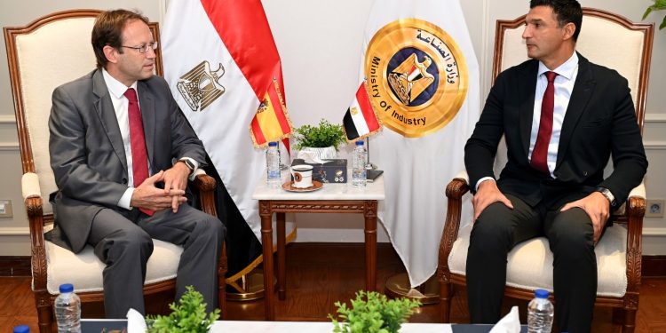 وزير الصناعة يبحث مع سفير إسبانيا لدى مصر سبل تعزيز التعاون الصناعي المشترك وجذب الشركات الإسبانية إلى السوق المصري