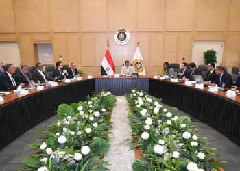 وزير الصناعة يبحث مع مصنعي ومصممي الأثاث سبل تطوير الصناعة وتعزيز تنافسيتها محليًا ودوليًا