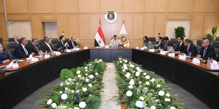 وزير الصناعة يبحث مع مصنعي ومصممي الأثاث سبل تطوير الصناعة وتعزيز تنافسيتها محليًا ودوليًا