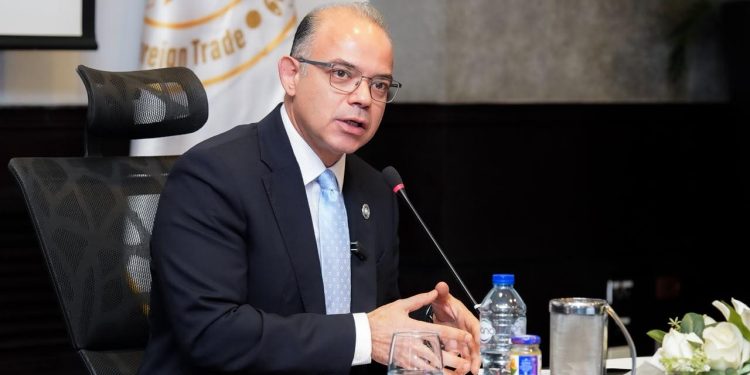 وزير الاستثمار يلتقي مراسلي 27 جهة إعلامية دولية وعربية لاستعراض السياسات الاستثمارية والتجارية