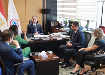 نائب وزير الصحة يبحث مع «داتافلو» توسيع التعاون في التحقق من تراخيص مزاولة المهنة