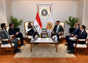 وزير الصناعة يبحث مع سفير الهند تعزيز التعاون الصناعي وزيادة الاستثمارات الهندية في مصر