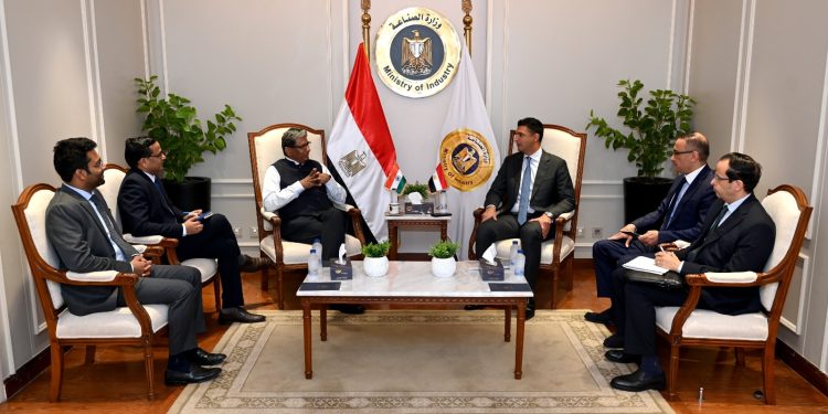 وزير الصناعة يبحث مع سفير الهند تعزيز التعاون الصناعي وزيادة الاستثمارات الهندية في مصر