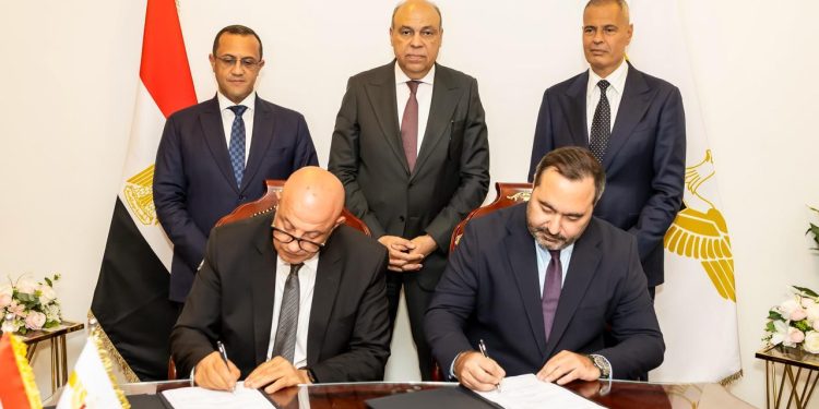 وزير الطيران يشهد توقيع بروتوكول تعاون بين الشركة المصرية للمطارات وأكاديمية مصر للطيران