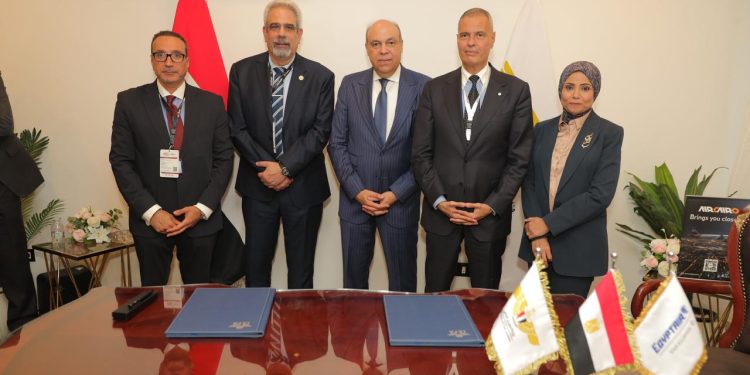 وزير الطيران المدني يشهد توقيع اتفاقية «CO2 Connect» بين مصرللطيران والأياتا لتعزيز الاستدامة البيئية