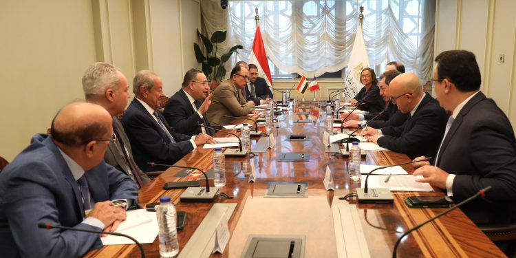 وزير التعليم العالي يبحث تعزيز التعاون مع السفير الفرنسي بالقاهرة